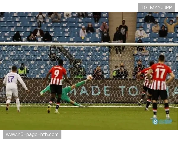 皇马门将化险为夷，库尔图瓦飞身扑出绝杀球