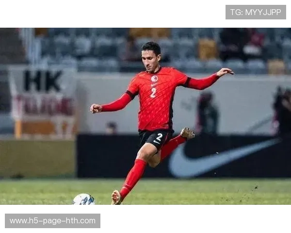 成都蓉城亚历斯祖上抢凶狠，断球后立刻直塞身后